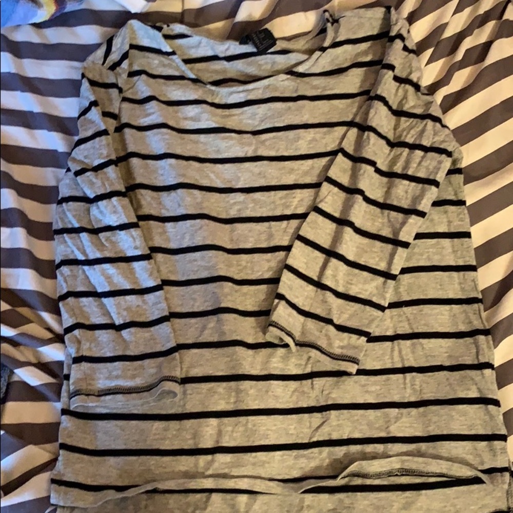 3/4 sleeve T-shirt.